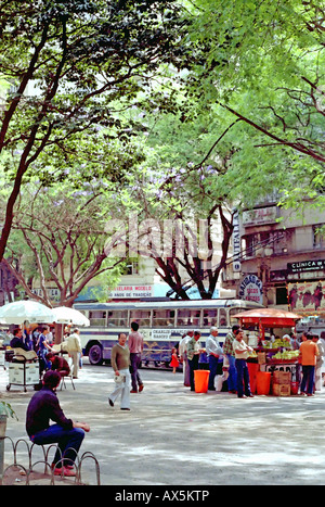 Une interprétation artistique d'une ville plaza à Sao Paulo, Brésil, vers 1980. Shopping et aux cadres supérieurs s'entremêlent. Banque D'Images