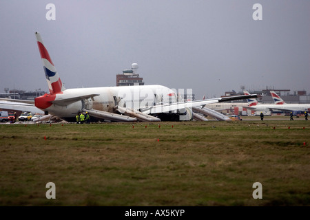 L'écrasa BA Boeing 777 jet se trouve sur la pelouse d'Heathrow avant le début de la piste à l'aéroport d'Heathrow Banque D'Images