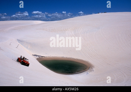 Le nord-est du Brésil. Sand buggy dans les dunes de sable. Banque D'Images