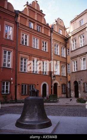 Varsovie, Pologne. Cathédrale fissuré avec bell bâtiments typiques de la vieille ville. La cloche a été coulée en 1646 par Daniel Tym. Kanonia Square. Banque D'Images