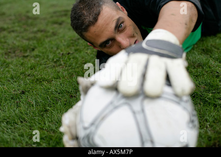 La capture d'un gardien de football Banque D'Images