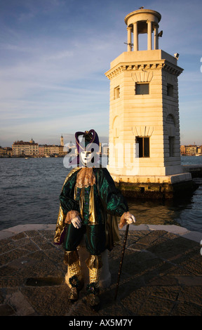 Personne vêtue d'un costume et de porter un masque pendant le Carnaval de Venise, Italie, Europe Banque D'Images