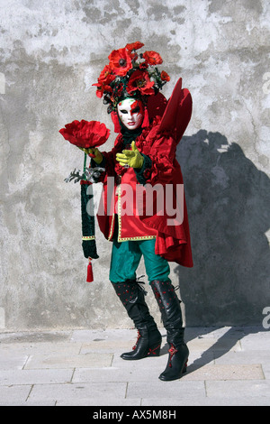 Personne vêtue d'un costume et de porter un masque pendant le Carnaval de Venise, Italie, Europe Banque D'Images