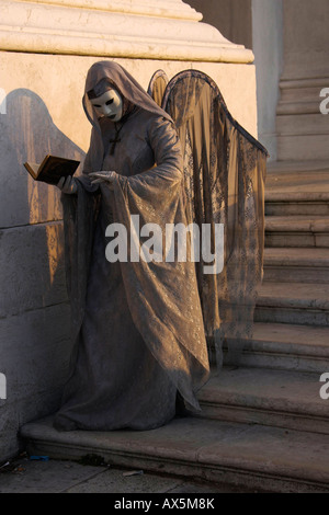 Personne vêtue d'un costume et de porter un masque pendant le Carnaval de Venise, Italie, Europe Banque D'Images