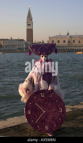 Personne vêtue d'un costume et de porter un masque pendant le Carnaval de Venise, Italie, Europe Banque D'Images