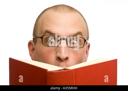 Young man reading a book Banque D'Images
