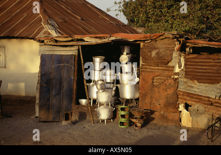 La Gambie. Les casseroles en aluminium brillant en vente à partir d'un changement, de l'épave rouillée faire jeter. Banque D'Images