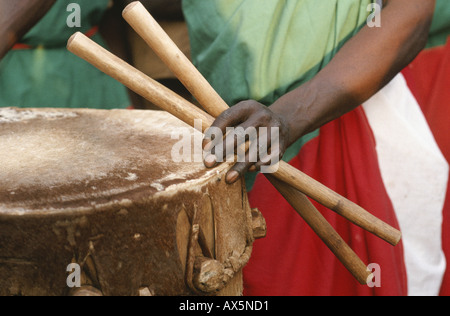 Le Burundi. Drummer's hand holding baguettes de tambour et le tambour d'un groupe traditionnel au Burundi. Banque D'Images