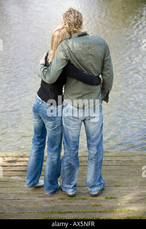 Couple hugging on a wooden dock Banque D'Images