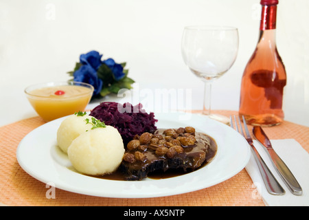 Rhenisch Sauerbraten (boeuf mariné) rôti avec des beignets de pomme de terre, chou rouge et rosé Banque D'Images