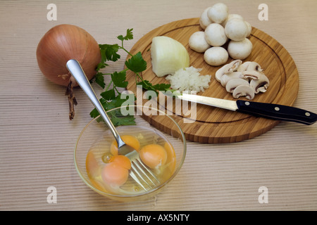 Ingrédients pour une omelette aux champignons Banque D'Images