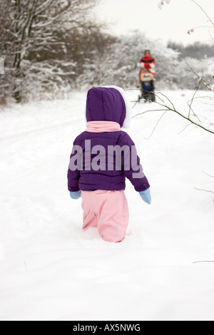 Grand-mère et petit-enfant dans la neige Banque D'Images