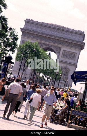 Les touristes à pied sur les Champs Elysees Paris France avec Arc de Triomphe Banque D'Images