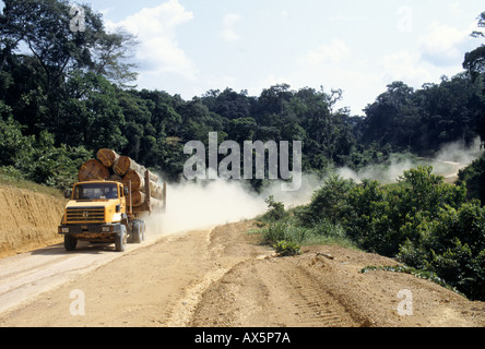 La Gongue, au Gabon. Renault camions chargés d'okoumé de troncs d'arbre sur un chemin de terre. Banque D'Images