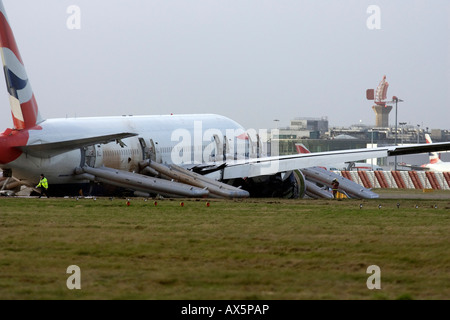 Le jet s'est écrasé BA se trouve sur la pelouse d'Heathrow avant le début de la piste à l'aéroport d'Heathrow Banque D'Images