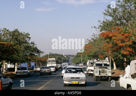 Lusaka, Zambie. À la recherche en bas de la route vers le centre-ville avec la circulation. Banque D'Images