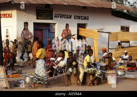 Ujiji, Tanzanie. Cinéma Africain, avec des peintures murales de Rambo, en face du marché alimentaire. Banque D'Images