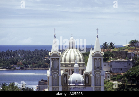 L'Etat de Bahia, Ilheus, Brésil. Église coloniale typique, la mer en arrière-plan. Banque D'Images