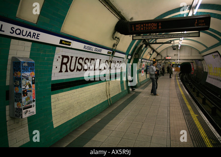 Signe métro Russell Square et de la station de métro, Londres, Angleterre, Royaume-Uni, Europe Banque D'Images