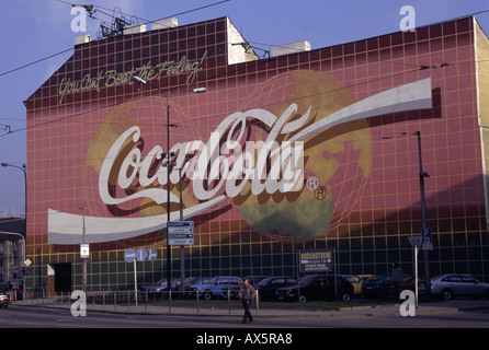 Prague, République tchèque. Coca Cola - "massive" publicité sur un mur ; signes en République tchèque en vertu ; voitures garées. Banque D'Images