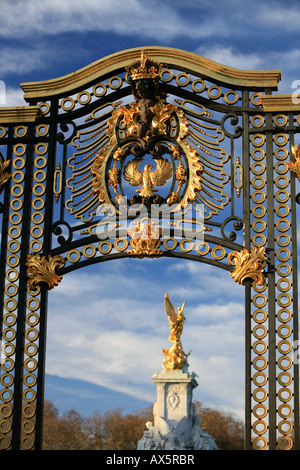 La porte et la vue vers l'Édifice commémoratif Victoria dans le centre de la reine jardin devant le palais de Buckingham, Londres, Angleterre, Banque D'Images