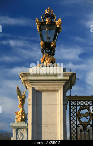 La lampe près de Victoria Memorial dans le centre de l'Université Queen's Garden et avant le palais de Buckingham, Londres, Angleterre, Royaume-Uni, Europe Banque D'Images