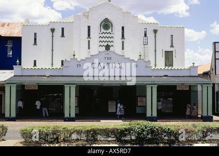 Livingstone, les chutes Victoria, la Zambie. Le Capitole, un petit bureau et magasin bâtiment peint en blanc. Banque D'Images