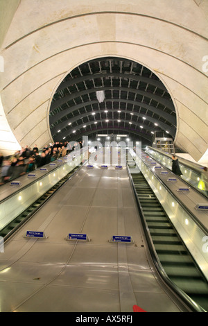 Escaliers mécaniques et dôme en verre à la station de métro Canary Wharf, les Docklands, London, Angleterre, Royaume-Uni, Europe Banque D'Images