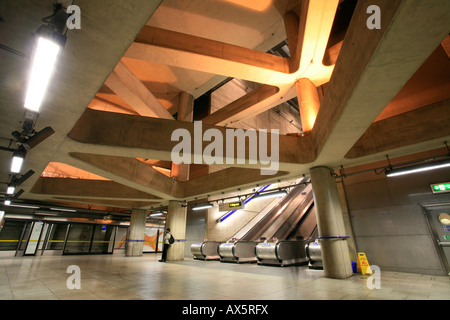 Architecture et escaliers mécaniques à la station de métro London Bridge, Londres, Angleterre, Royaume-Uni, Europe Banque D'Images