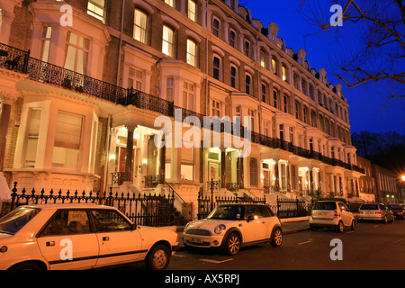 Élégantes maisons dans la ville, Vicarage Gate, le Royal Borough de Kensington et Chelsea, City of Westminster, London, England, U Banque D'Images