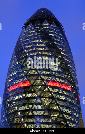 La tour Swiss Re (aka 30 St Mary Axe, 'le Gherkin') au crépuscule, Londres, Angleterre, Royaume-Uni, Europe Banque D'Images