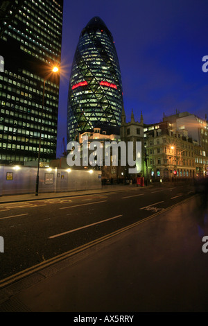 La tour Swiss Re (aka 30 St Mary Axe, 'le Gherkin') au crépuscule, Londres, Angleterre, Royaume-Uni, Europe Banque D'Images