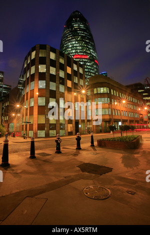 La tour Swiss Re (aka 30 St Mary Axe, 'le Gherkin') au crépuscule, Londres, Angleterre, Royaume-Uni, Europe Banque D'Images