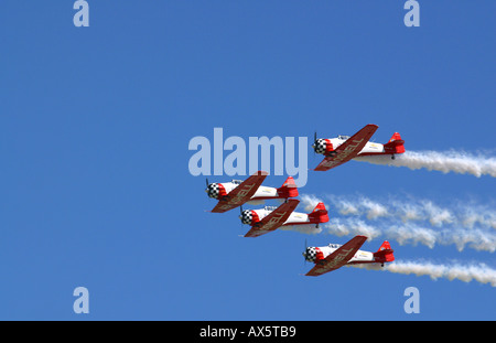 L'équipe de démonstration Aeroshell monte en surcharge dans le ciel bleu de l'Airshow Dayton Banque D'Images