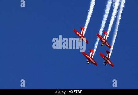 L'équipe de démonstration Aeroshell monte en surcharge dans le ciel bleu de l'Airshow Dayton Banque D'Images