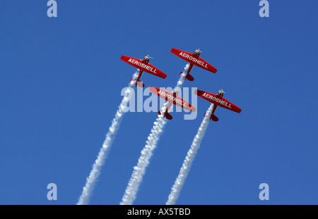 Les plans de l'équipe de démonstration Aeroshell laissent des traces de fumée blanche à l'Airshow de Dayton Banque D'Images