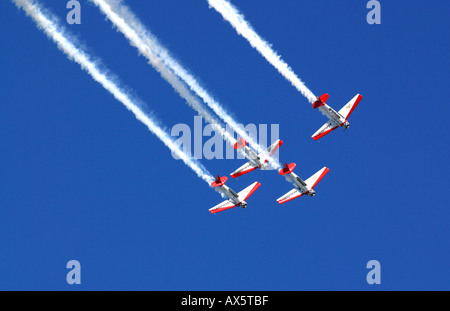 Les plans de l'équipe de démonstration Aeroshell planent dans le ciel dans le ciel bleu de l'Airshow Dayton Banque D'Images