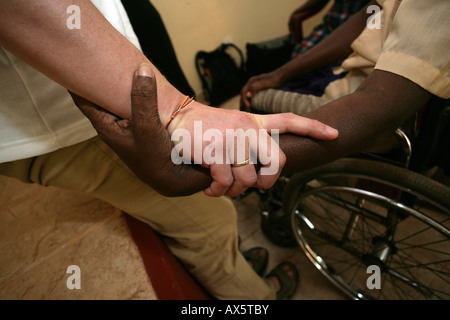 Black hand holding white hand Banque D'Images