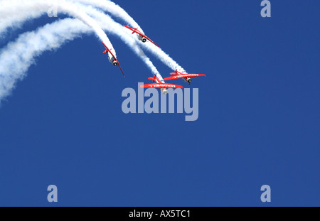 L'équipe de démonstration Aeroshell monte en surcharge dans le ciel bleu de l'Airshow Dayton Banque D'Images