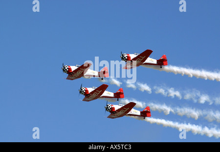 L'équipe de démonstration Aeroshell monte en surcharge dans le ciel bleu de l'Airshow Dayton Banque D'Images