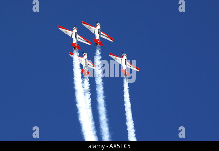 L'équipe de démonstration Aeroshell monte en surcharge dans le ciel bleu de l'Airshow Dayton Banque D'Images