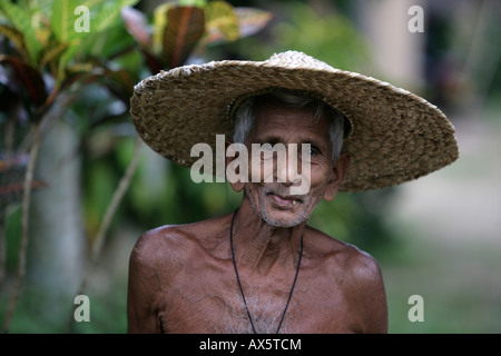 Vieil homme édenté à Hanwella, Sri Lanka, en Asie du Sud Banque D'Images