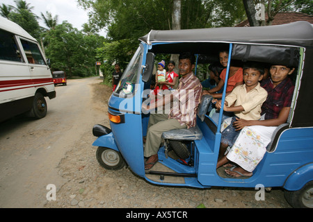 Tuk-tuk chargés avec passagers en Hanwella, Sri Lanka, en Asie du Sud Banque D'Images