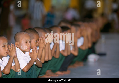 Les enfants de l'école à la pagode Shwedagon complexe dans le Myanmar Banque D'Images