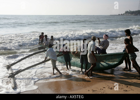 Bateau de pêche sur la plage, Tangalle, au Sri Lanka, en Asie Banque D'Images