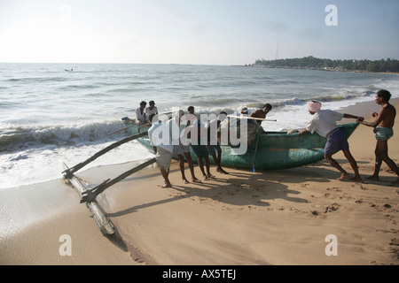 Bateau de pêche sur la plage, Tangalle, au Sri Lanka, en Asie Banque D'Images