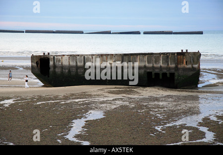 Une jetée de Spud du port Mulberry à Arromanches sur Gold Beach, en Normandie. Banque D'Images