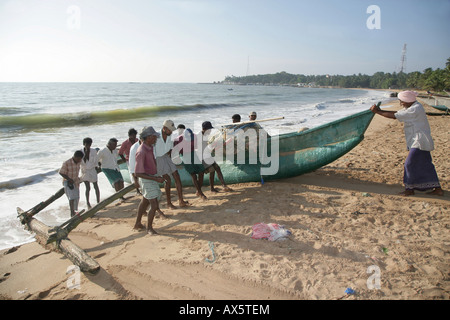 Bateau de pêche sur la plage, Tangalle, au Sri Lanka, en Asie Banque D'Images