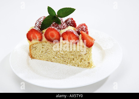 Morceau de gâteau sur une assiette srawberry Banque D'Images