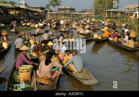 Le marché flottant d'Ywama à l'aube sur le lac Inle au Myanmar. Banque D'Images